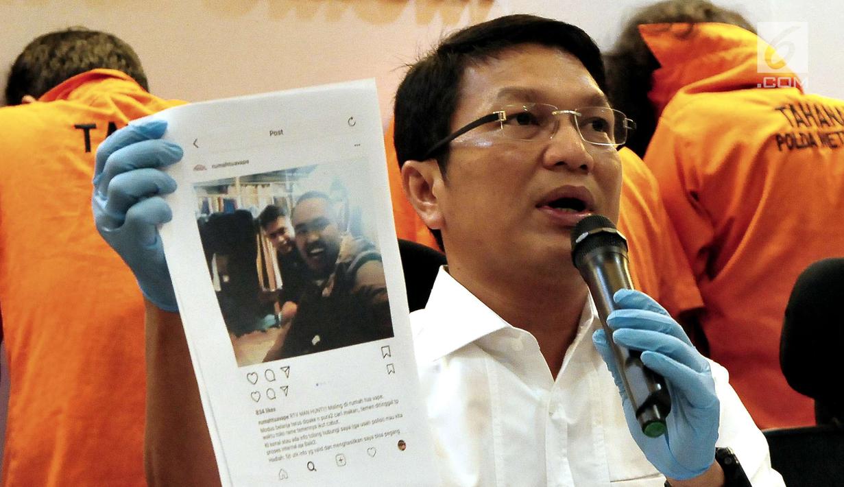 Kepala Sub Direktorat Kejahatan dan Kekerasan Direktorat Reserse Kriminal Umum dari Polda Metro Jaya, Ajun Komisaris Besar Polisi Hendy F Kurniawan menunjukan barang bukti di Polda Metro Jaya, Jakarta (10/9). (Liputan6.com/Helmi Afandi)