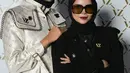Siluetnya yang ramping menonjolkan gaya minimalis namun tetap elegan. Detail belt di pinggang menambahkan struktur pada busana, sementara aksen scalloped pada kerah memberikan sentuhan feminin yang lembut.  [@vivizubedi].