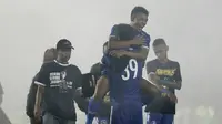 Striker Arema FC, Dedik Setiawan, merayakan gelar juara Piala Presiden 2019 usai menaklukkan Persebaya Surabaya di Stadion Kanjuruhan, Jumat (13/4). Arema FC menang 2-0 atas Persebaya. (Bola.com/Yoppy Renato)