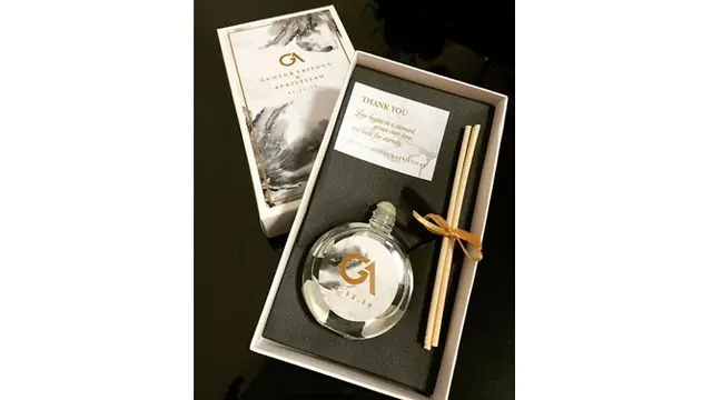 Guntur dan Apristiyah memberikan souvenir seperti ini. Simpel tetapi tampak elegan dan mewah.