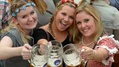 Pengunjung Festival Bir Oktoberfest berpose usai pembukaan festival di Munich, Jerman (19/9/2015). Oktoberfest di Jerman adalah festival bir terbesar di dunia yang akan berlangsung hingga 4 Oktober 2015. (AFP Photo / Christof stache) 