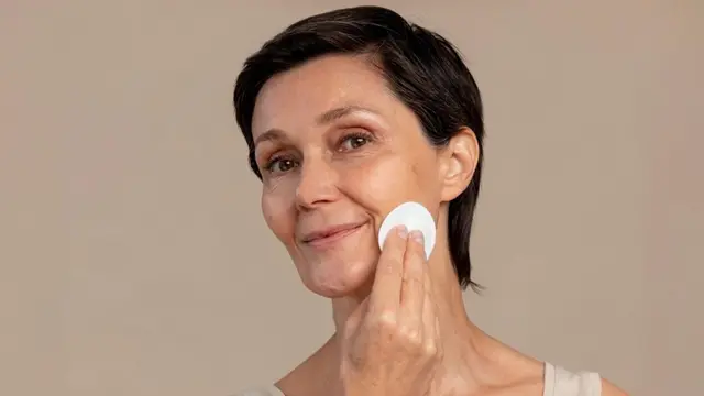 Rahasia Awet Muda, Tips Jitu Menggunakan Wrinkle Patch untuk Mengurangi Kerutan di Wajah (Foto dok : Freepik/freepik)