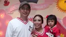 "Terima kasih sudah datang merayakan hari ulang tahun anak kami Aqilah Dewi Humairah yang ketiga," tandas Regi Datau didampingi Ayu Dewi. (Andy Masela/Bintang.com)