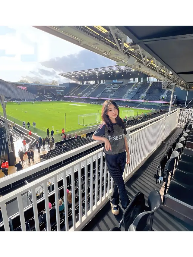 6 Potret Abigail Michelle, Viral Bawa Pesawat Sendiri untuk Nonton Bola di London