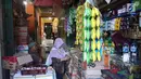Suasana aktivitas jual beli di Pasar Cipete, Jakarta, Sabtu (10/8/2019). Rencana revitalisasi 21 pasar tradisional di ibu kota yang ditargetkan rampung pada tahun 2021 terancam molor lantaran hingga kini status lahan pasar masih dalam proses perubahan sertifikasi. (Liputan6.com/Angga Yuniar)