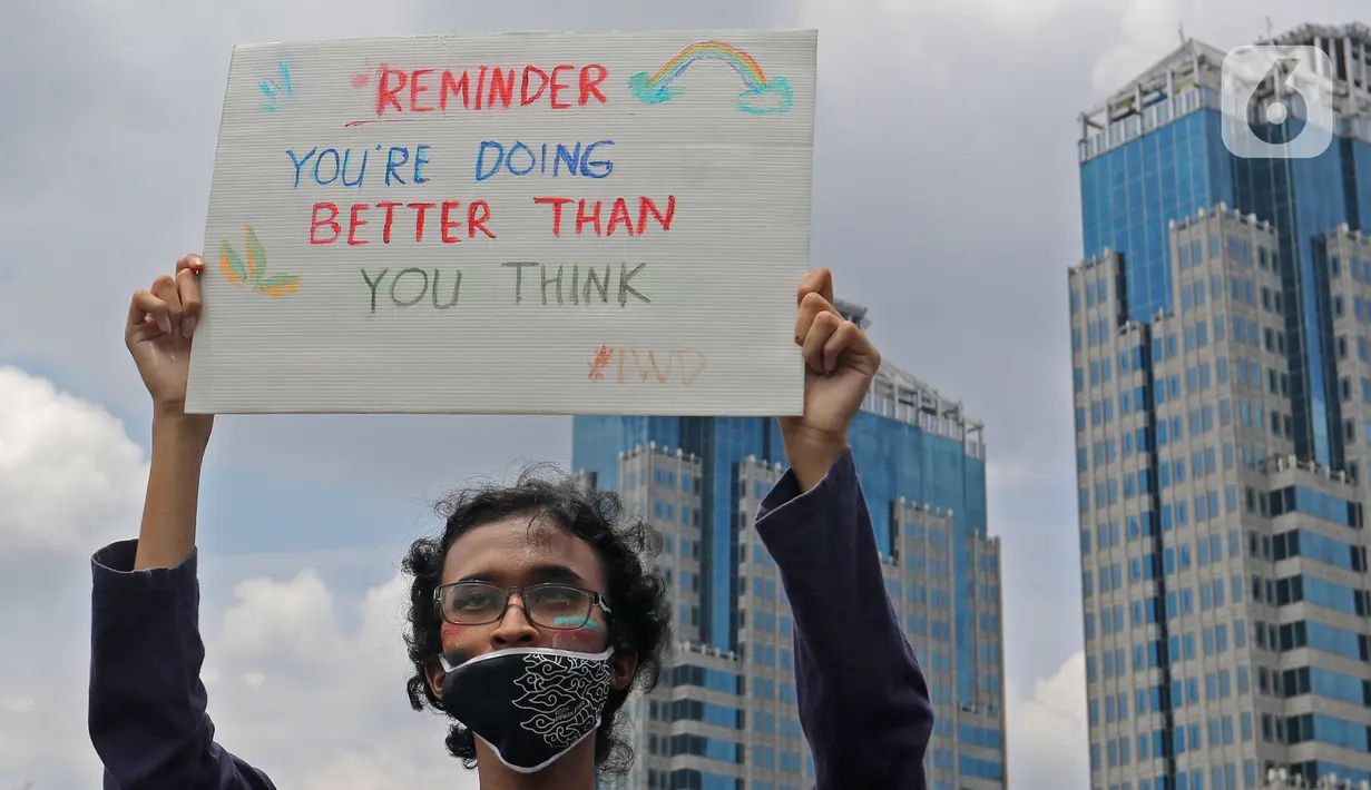 Aksi aktivis Perempuan Mahardhika memperingati Hari Perempuan Sedunia di Kawasan Patung Kuda Arjuna Wijaya, Jakarta, Senin (8/3/2021). Mereka meminta segera pemerintah mengesahkan RUU Perlindungan PRT, Ratifikasi Konvensi ILO 190 beserta rekomendasi 206. (Liputan6.com/Herman Zakharia)