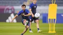 Luca de la Torre (kiri) mengikuti sesi latihan resmi di Stadion Al-Gharafa SC, Doha, Senin (28/11/2022).  De la Torre merupakan gelandang timnas AS yang telah tampil delapan kali dalam 12 pertandingan internasional AS di tahun 2022. (AP Photo/Ashley Landis)