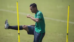 Minimnya stok bek tengah membuat Luis Milla menggeser posisi Ricky Fajrin dari bek kiri menjadi bek tengah. (Bola.com/Vitalis Yogi Trisna)