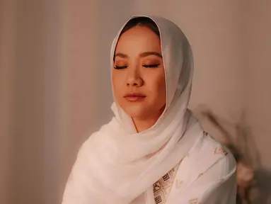 Bunga Citra Lestari memang selalu tampil menawan di setiap gaya penampilannya. Penampilan BCL saat berkerudung pun membuat pelantun lagu Cinta Sejati curi perhatian publik. Banyak yang semakin terpukau dengan kecantikan BCL saat berkerudung. (Liputan6.com/IG/bclsinclair)