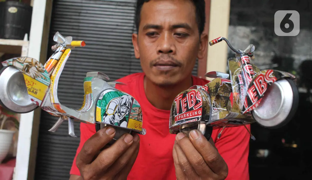 Perajin Ogifson Harianja, menunjukkan miniatur vespa dari kaleng bekas, Jakarta, Jumat (7/1/2022). Pemerintah melalui Kemenko Perekonomian telah mengumumkan bahwa plafon penyaluran KUR 2022 ditingkatkan menjadi Rp373,17 triliun, dengan suku bunga tetap sebesar 6 persen. (Liputan6.com/Angga Yuniar)