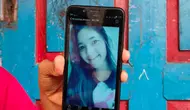 Kenangan foto Vina korban pembunuhan berencana di Cirebon masih tersimpan di ponsel milik sang kakak. Foto ((Liputan6.com / Panji Prayitno)