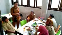 Satpol PP merazia sejumlah PNS Bogor yang tengah keluyuran di jam kerja. (Liputan6.com/Achmad Sudarno)
