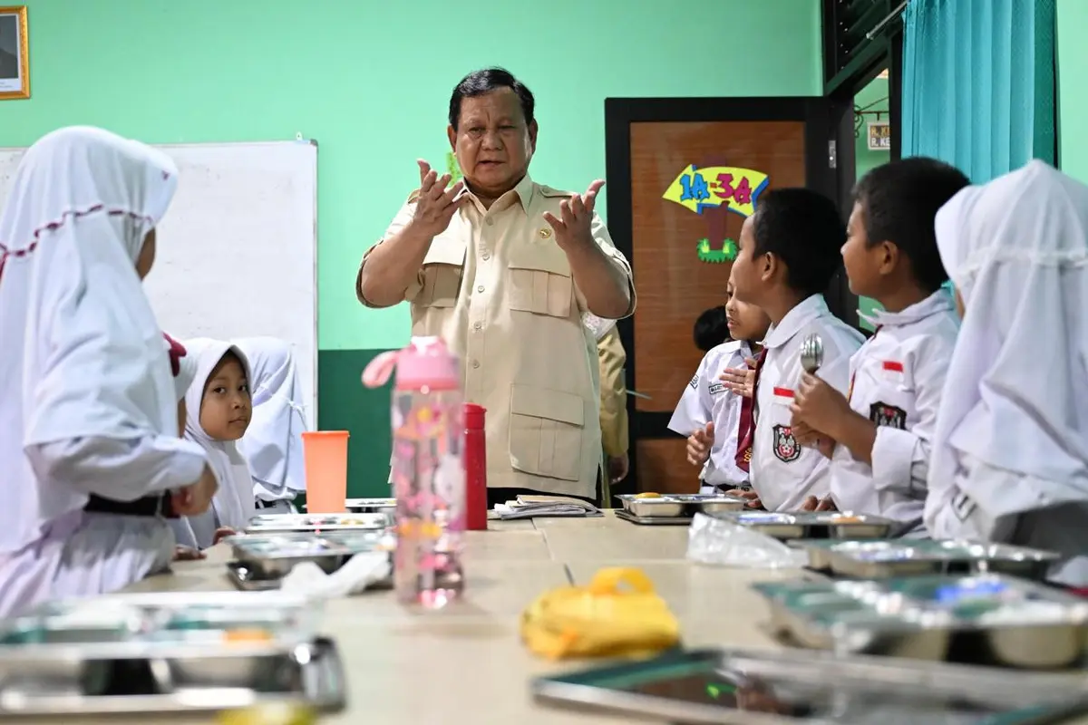 Presiden Prabowo Subianto kembali meninjau langsung pelaksanaan program makan bergizi gratis (MBG) di sekolah, Senin (10/2/2025). (Biro Pers Kepresidenan).