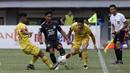 Bek PSIS Semarang, Soni Setiawan, berebut bola dengan pemain Bhayangkara FC pada laga Shopee Liga 1 di Stadion Patriot Chandrabhaga, Bekasi, Selasa (20/8). Bhayangkara bermain imbang 0-0 dengan PSIS. (Bola.com/Yoppy Renato)