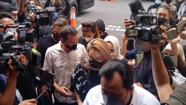 Ayu Ting Ting dan orangtua saat datang ke Polda Metro Jaya