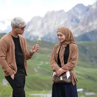 Tak hanya baju, Rizky Billar dan Lesti Kejora terlihat mengenakan jaket bomber yang senada. Penampilan mereka bak pasangan muda yang bisa menjadi inspirasi. (Liputan6.com/IG/lestykejora)