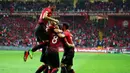 Para pemain Turki merayakan gol yang dicetak Cenk Tosun ke gawang Finlandia pada laga kualifikasi Piala Dunia 2018. Dukungan sang presiden berbuah manis, Turki berhasil mengalahkan Finlandia 2-0 melalui dua gol Cenk Tosun. (AFP/Stringer)