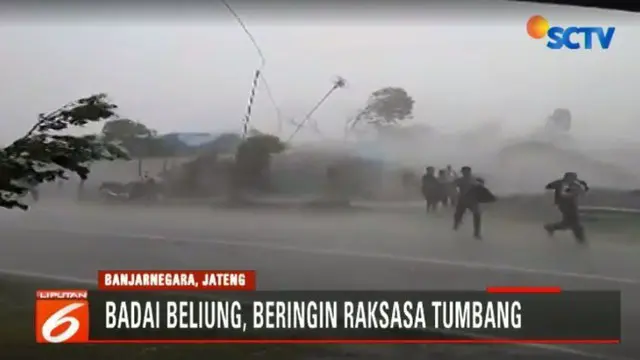 Video amatir merekam kencangnya badai yang menerjang Alun-Alun Kota Banjarnegara, Jawa Tengah.