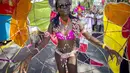 Seorang partisipan mengenakan kostum saat mengikuti West Indian Day Parade di Brooklyn, New York, Senin (7/9/2015). Parade yang berlangsung tiap tahun ini merayakan budaya Karibia dan sejarah. (REUTERS/Andrew Kelly)