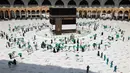 Jemaah mengelilingi Kabah pada awal musim haji di Masjidil Haram, Mekkah, Arab Saudi, Sabtu (17/7/2021). Jemaah haji 2021 sudah memulai rangkaian ibadah. (FAYEZ NURELDINE/AFP)