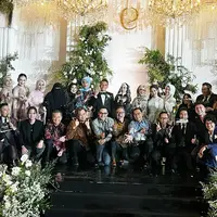 Umi Pipik baru saja menikahkan putrinya Adiba Khanza. Anak pertama Umi Pipik dan mendiang Uje itu menikah dengan pemain sepak bola Egy Maulana Vikri Minggu (10/12). Berikut potret para selebriti yang menghadiri pernikahan Adiba dan Egy. [Instagram/monaratuliu]