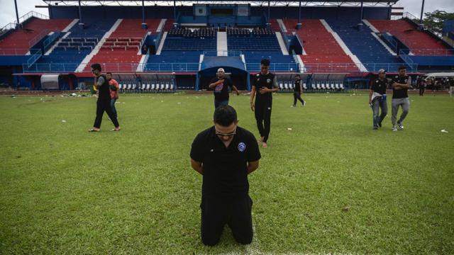 Foto: Tangisan Pemain dan Ofisial Tim Arema FC Pecah Ketika Menginjakkan Kaki di Stadion Kanjuruhan