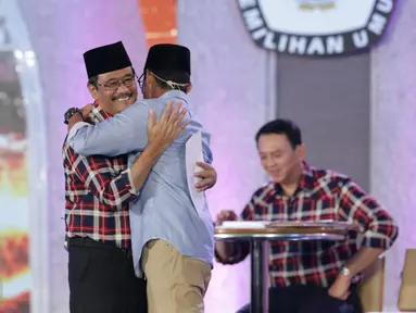 Djarot Saiful Hidayat berpelukan dengan Sandiaga Uno usai debat terakhir Pilgub DKI Jakarta 2017 di Hotel Bidakara, Jakarta, Rabu (12/4). (Liputan6.com/Faizal Fanani)