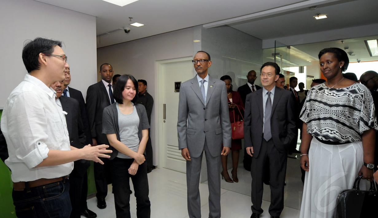 Presiden Rwanda, Paul Kagame (tengah) mendengarkan penjelasan dari COO Liputan6.com, Manuel Irwanputera (kiri) saat berkunjung ke redaksi Liputan6.com, Jakarta, Jumat (31/10/2014).(Liputan6.com/Helmi Fithriansyah)