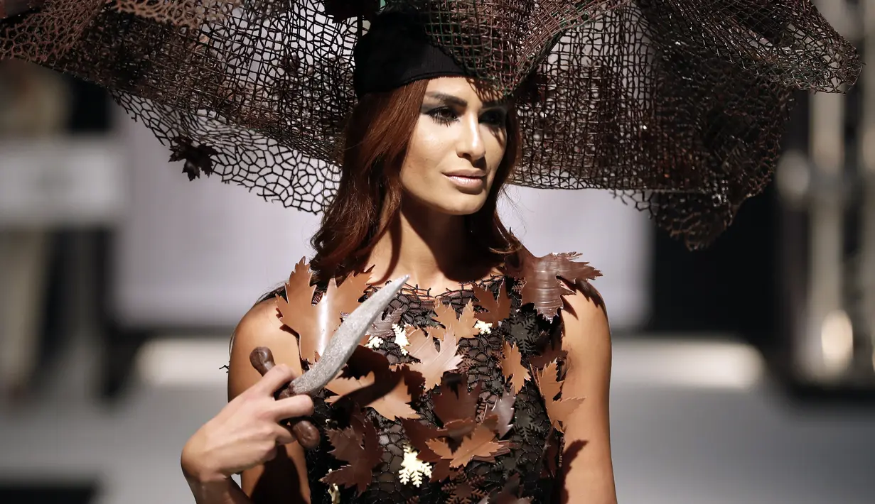 Model berpose diatas catwalk mengenakan busana yang terbuat dari cokelat saat Beirut Cooking Festival ke-7 di Lebanon (16/11). (AFP Photo/Joseph Eid)