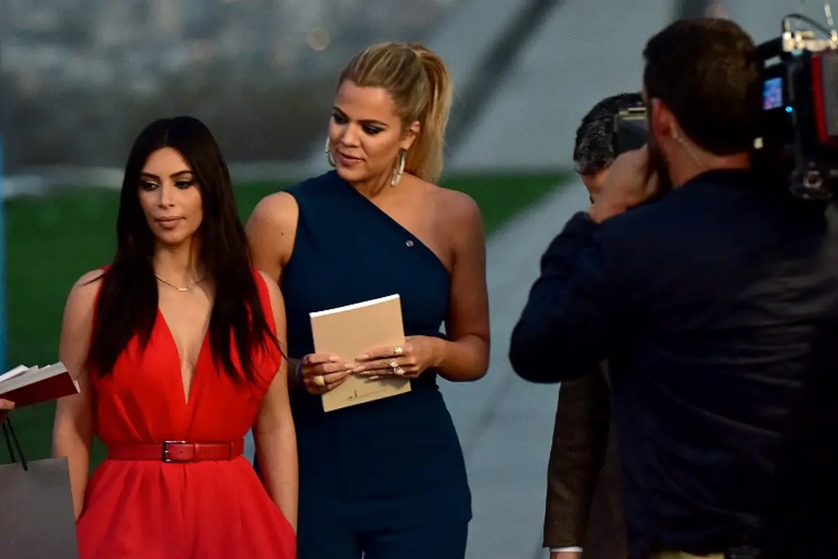 Khloe dan Kim Kardashian bertengkar. (Foto: AFP)