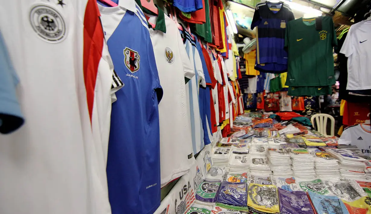 Jersey atau baju seragam berlogokan tim Piala Dunia 2014 tampak tertata rapi dilapak salah seorang pedagang Pasar Baru, Jakarta, Rabu (11/6/14). (Liputan6.com/Faizal Fanani)