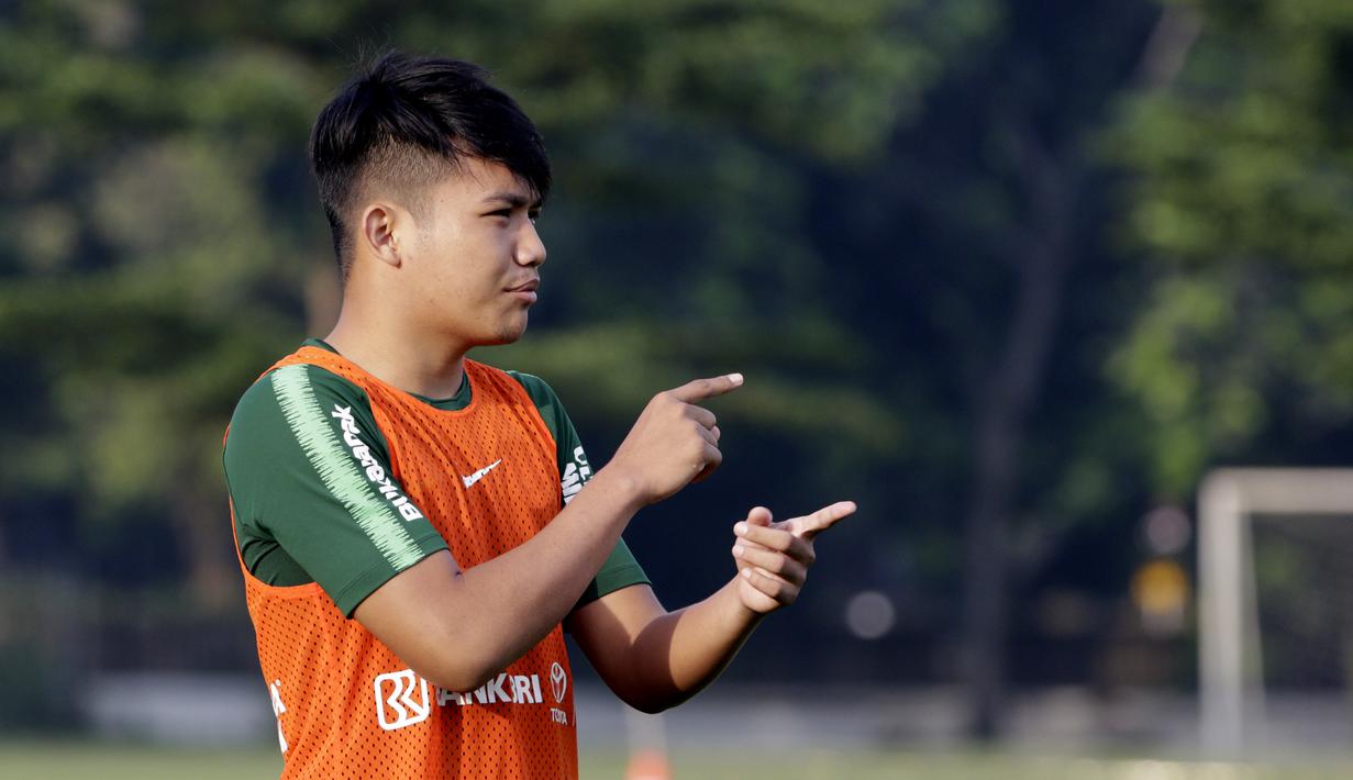Pemain Timnas Indonesia U-22, Witan Sulaeman, saat latihan di Lapangan ABC, Senayan, Jakarta, Jumat (11/1). Latihan sekaligus seleksi pemain ini untuk persiapan turnamen Piala AFF U-22. (Bola.com/M Iqbal Ichsan)