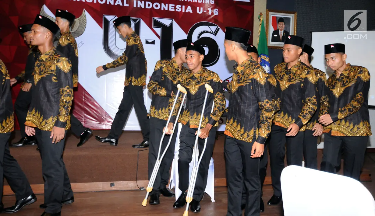 Para pemain Timnas Indonesia U-16 membantu Hamsa Lestaluhu (tengah) saat upacara pelepasan di Gedung Flamboyan, Mako Kopassus, Jakarta, Kamis (6/7). Timnas U-16 akan berlaga di Piala AFF U-15 Thailand, 9-22 Juli. (Liputan6.com/Helmi Fithriansyah)