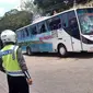 Tampak polisi mengawasi bus fans PSCS yang diserang orang bercadar (Fathi Mahmud/Liputan6.com)