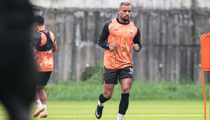 Gustavo Almeida tampak serius pada sesi latihan i Persija Training Ground, Depok, pada Senin (2/2/2026) sore WIB sebagai persiapan untuk melawan Arema FC. (Bola.com/Nur Iman Ali)