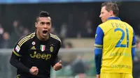 Ekspresi pemain Juventus, Alex Sandro, setelah mencetak gol ke gawang Chievo dalam lanjutan Serie A Italia di Stadion Marc'Antonio Bentegodi, Minggu (31/1/2016). (AFP/Giuseppe Cacace)