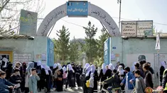 Anak perempuan meninggalkan sekolah mereka setelah perintah penutupan hanya beberapa jam setelah dibuka kembali di Kabul (23/3/2022). Taliban memerintahkan sekolah menengah perempuan di Afghanistan ditutup pada 23 Maret hanya beberapa jam setelah dibuka kembali. (AFP/Ahmad Sahel Arman)