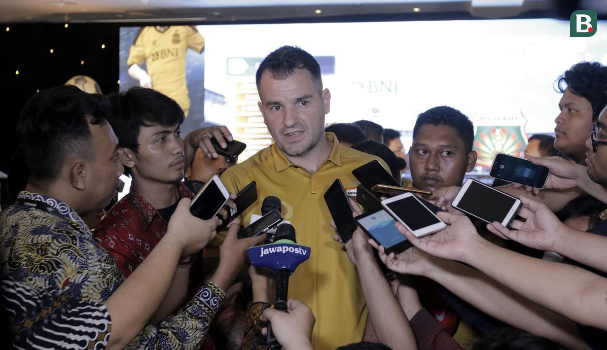 Pelatih Bhayangkara FC, Simon McMenemy, menjawab pertanyaan saat launching tim di Hotel Borobudur, Jakarta, Jumat (23/2/2018). Bhayangkara FC memperkenalkan pemain dan jersey baru untuk musim Liga Indonesia musim 2018. (Bola.com/M Iqbal Ichsan)