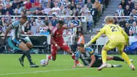 Pemain Liverpool Cody Gakpo (kedua dari kiri) dikawal oleh pemain Newcastle Sven Botman (kedua dari kanan) dalam laga Premier League antara Newcastle vs Liverpool di Newcastle, Inggris, Minggu, 23 Agustus 2026. (AP Photo/Ian Hodgson)