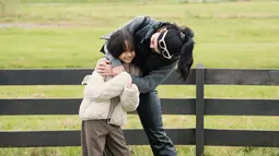 Foto candid saling lempar senyum dan tawa, kebersamaan Gempi dan Medina ini curi perhatian netizen. Pose Medina memeluk Gempi juga penuh kehangatan. Dekat dengan keluarga Gading, Medina Dina unggah fotonya bareng Gempi ini di laman Instagramnya. Meski berbeda agama dengan Gading, namun tak sedikit netizen yang mendukung hubungannya dengan Gading. (Liputan6.com/IG/gadiiing)