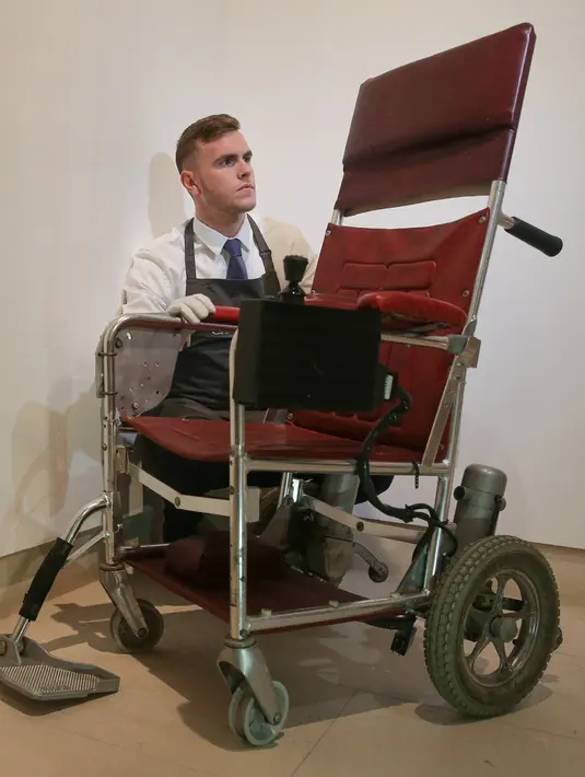 Sebuah kursi berteknologi tinggi milik Stephen Hawking pada sesi pemotretan untuk acara pelelangan di Balai Lelang Christie, London, Selasa (30/10). Kursi roda ini digunakan Hawking sejak akhir 1980-an hingga pertengahan 1990-an. (Daniel LEAL-OLIVAS/AFP)