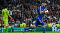 Penyerang Schalke 04, Klaas-Jan Huntelaar (kanan) merayakan gol ke gawang Real Madrid di leg kedua 16 besar Liga Champions di Stadion Santiago Bernabeu, Madrid, Spanyol, (10/3/2015). Schalke 04 Menang 4-3 atas Real Madrid. (Reuters/Juan Medina)