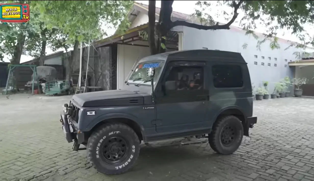 Tidak hanya memiliki halaman luas dan adem, Mandra juga mengoleksi banyak mobil tua. [Youtube/MAIA ALELDUL TV]
