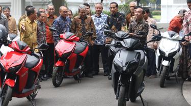 Jokowi Jajal Motor Listrik Gesits