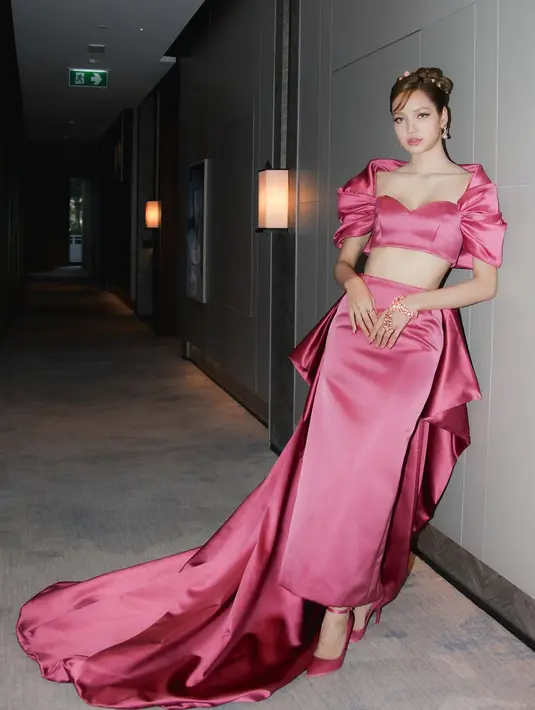 Dirancang secara khusus, dress ini menampilkan croptop heartline dan aksen outer ruffle. Dipadu dengan rok panjang dan train panjang [@lalalalisa_m]