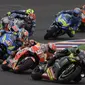 Pebalap Yamaha Tech3, Johann Zarco, memimpin balapan pada MotoGP Argentina di Sirkuit Termas de Rio Hondo, Minggu (8/4/2018). Pebalap Prancis itu finis kedua dengan mencatatkan waktu 40 menit 36.593 detik. (AFP/Juan Mabromata)