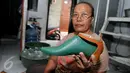 Pekerja UKM menunjukan hasil pembuatan sepatu di kawasan Kalijodo, Jakarta, Selasa (16/2). Terdapat secercah harapan warga yang bekerja di rumah produksi UKM sepatu dibalik rencana pembongkaran lokalisasi kalijodo. (Liputan6.com/Gempur M Surya)