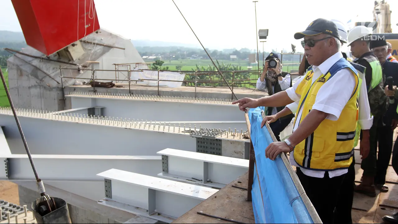 Naiki Truk, Menteri PUPR Uji Coba Jembatan Kali Kuto