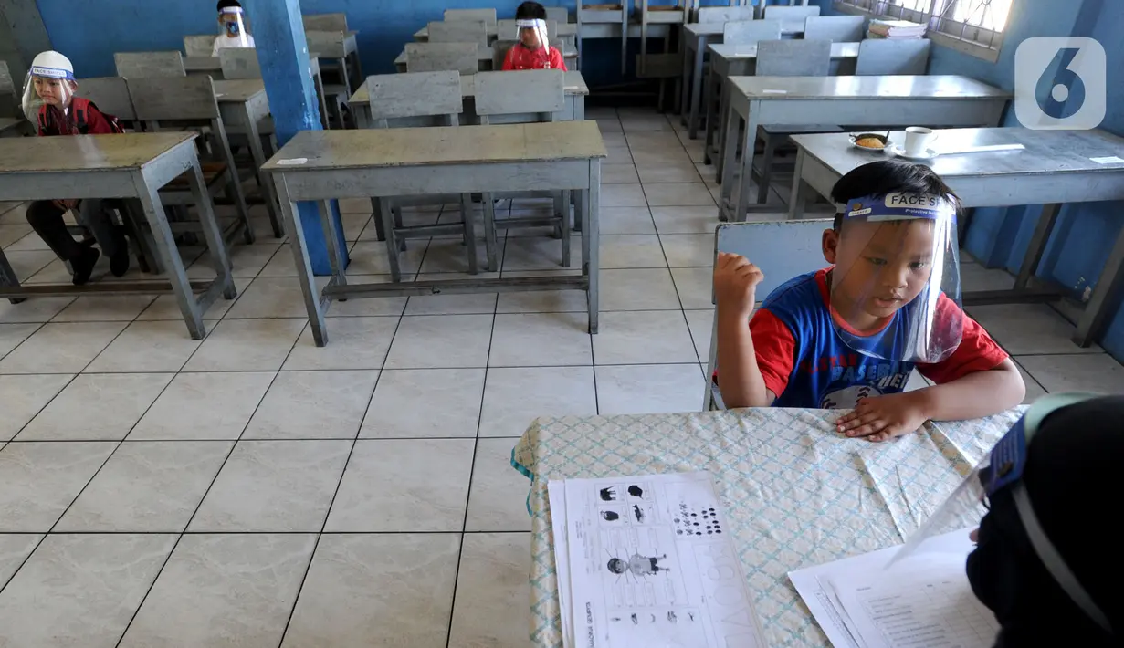 Calon siswa dengan menggunakan pelindung wajah mengikuti psikotes di SD Islam Al-Hidayah, Cinere, Depok, Senin (6/7/2020). Tes psikologi itu sebagai syarat kesiapan masuk jenjang pendidikan sekolah dasar jelang pelaksanaan tahun ajaran baru 2020/2021 pada 13 Juli mendatang. (merdeka.com/Arie Basuki)