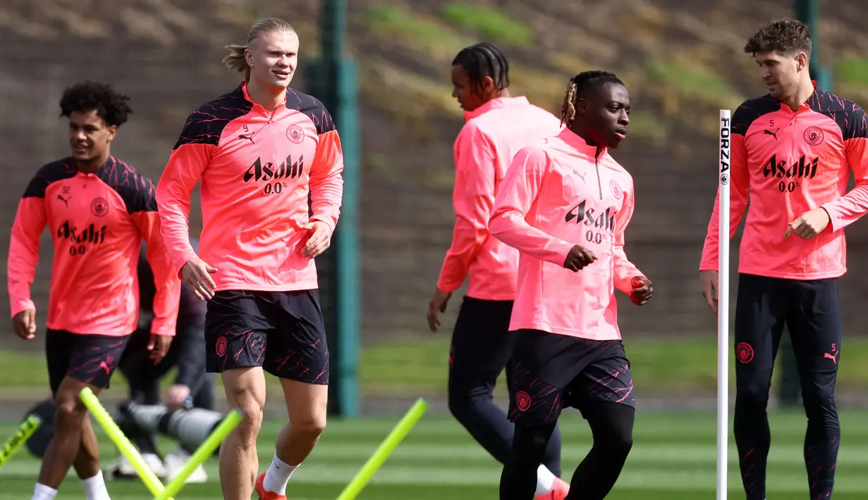 Pemain Manchester United, Erling Haaland (kedua kiri) bersama rekan-rekannya melakukan latihan jelang laga perempat final Liga Champions 2023/2024 melawan Real Madrid di Etihad Campus, Manchester, Inggris, 8 April 2024 waktu setempat. (AFP/Darren Staples)